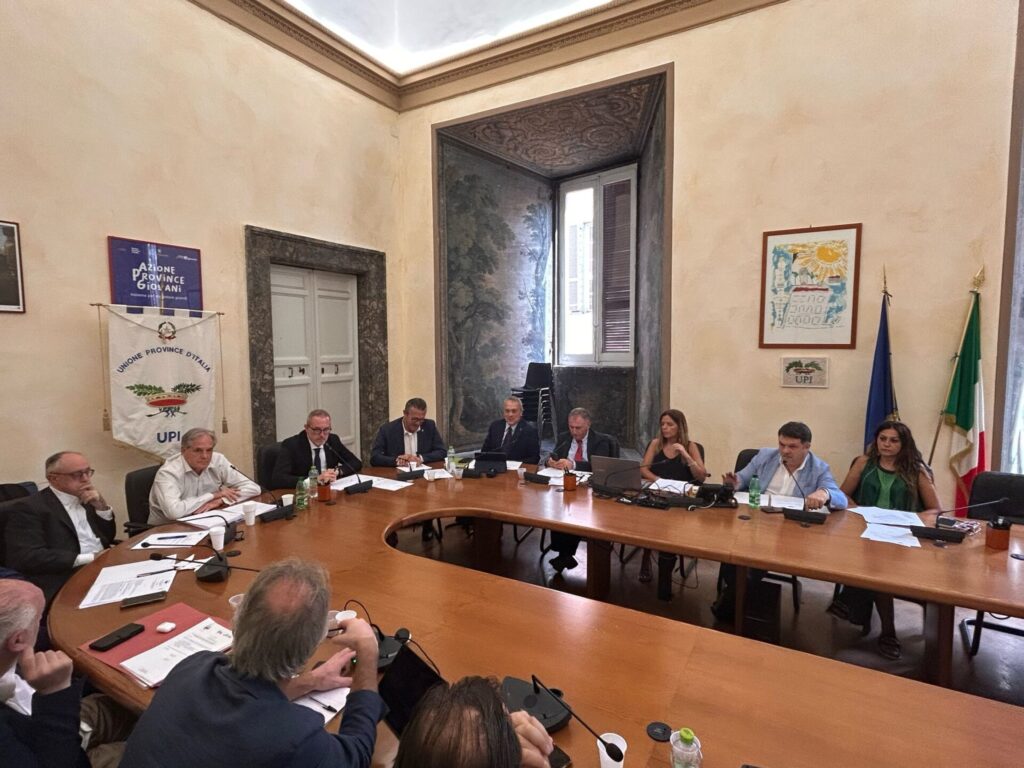 Le Province italiane chiedono al Governo di affrontare la crisi finanziaria: l’UPI sollecita un incontro al Ministro Giorgetti